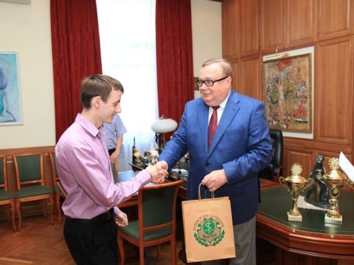 Награда от ректора ВолгГМУ академика В. И. Петрова, 2014